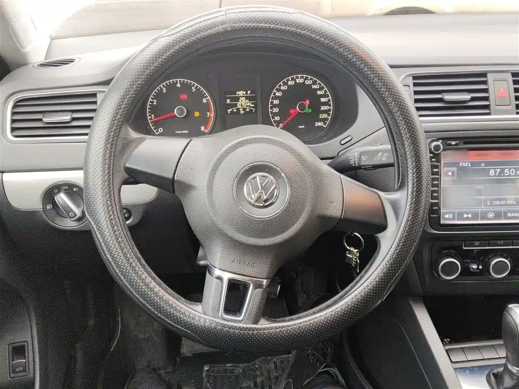 Volkswagen Sagitar 2014 Facelift 1.6L Automatic Leading Version фото 8