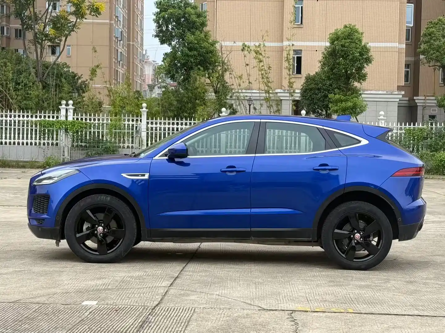 Фото 3 - Jaguar E-PACE
