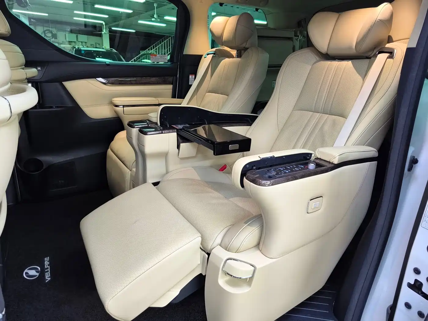 Toyota Vellfire 2019 Hybrid 2.5L HV Premium Edition фото 16