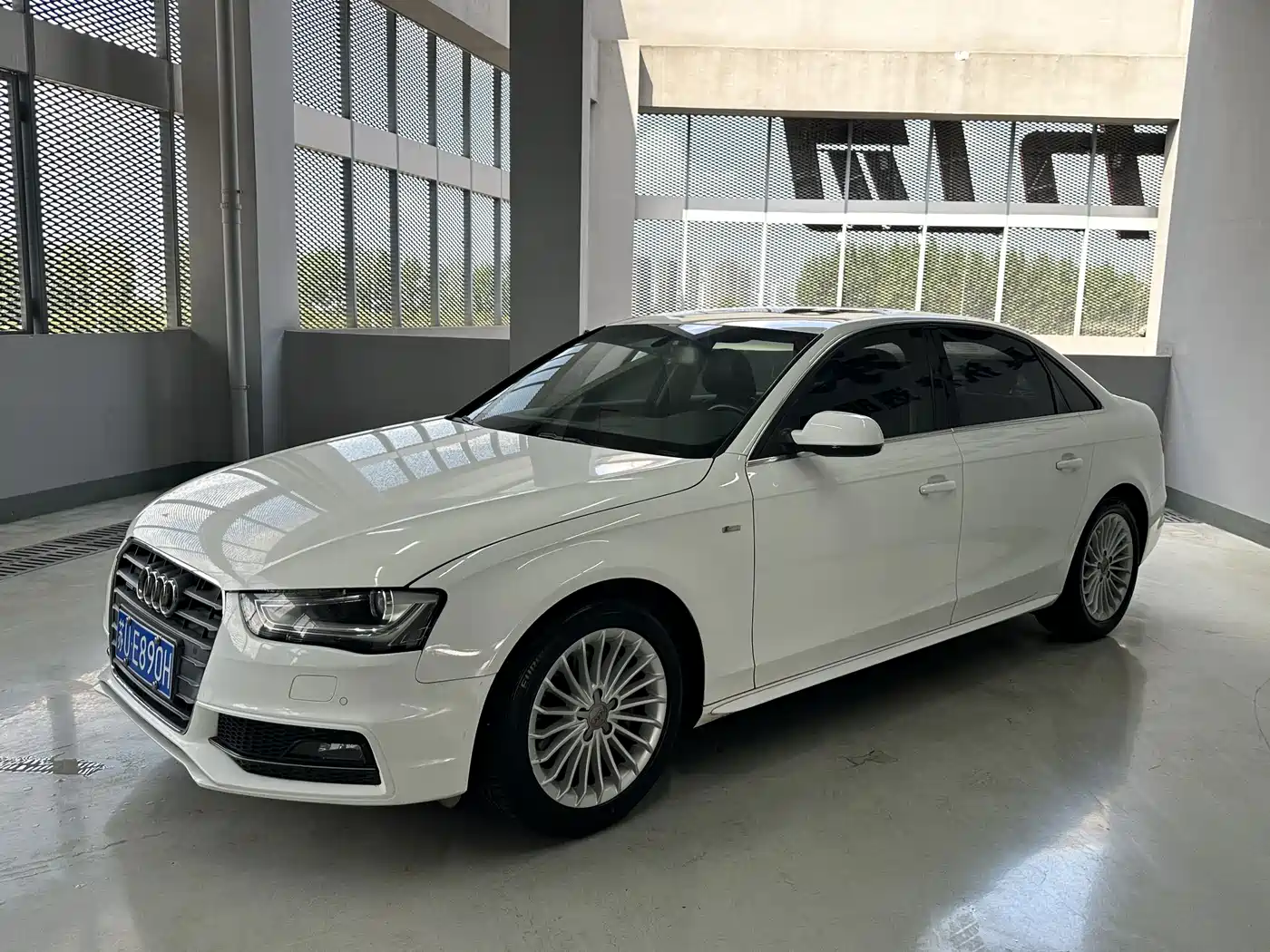 Фото 1 - Audi A4L