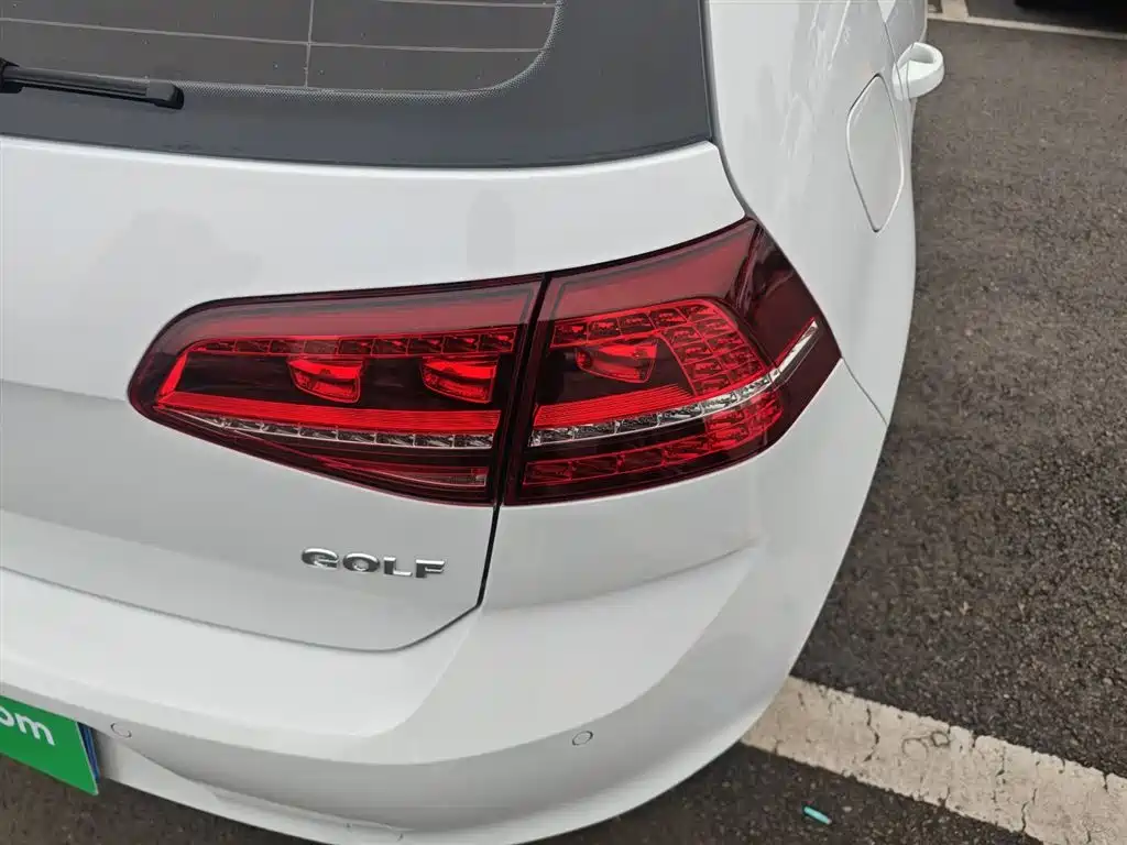 Volkswagen Golf 2017 1.6L Auto Comfort Millionth Edition фото 8