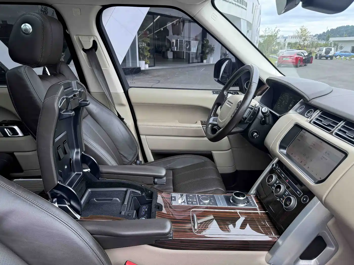 Photo 10 - Land Rover Range Rover