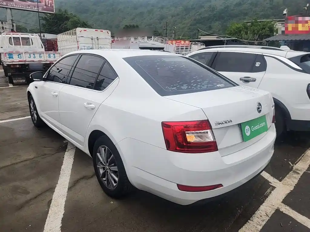 Škoda Octavia 2017 1.6L Automatic Pioneer Edition фото 5