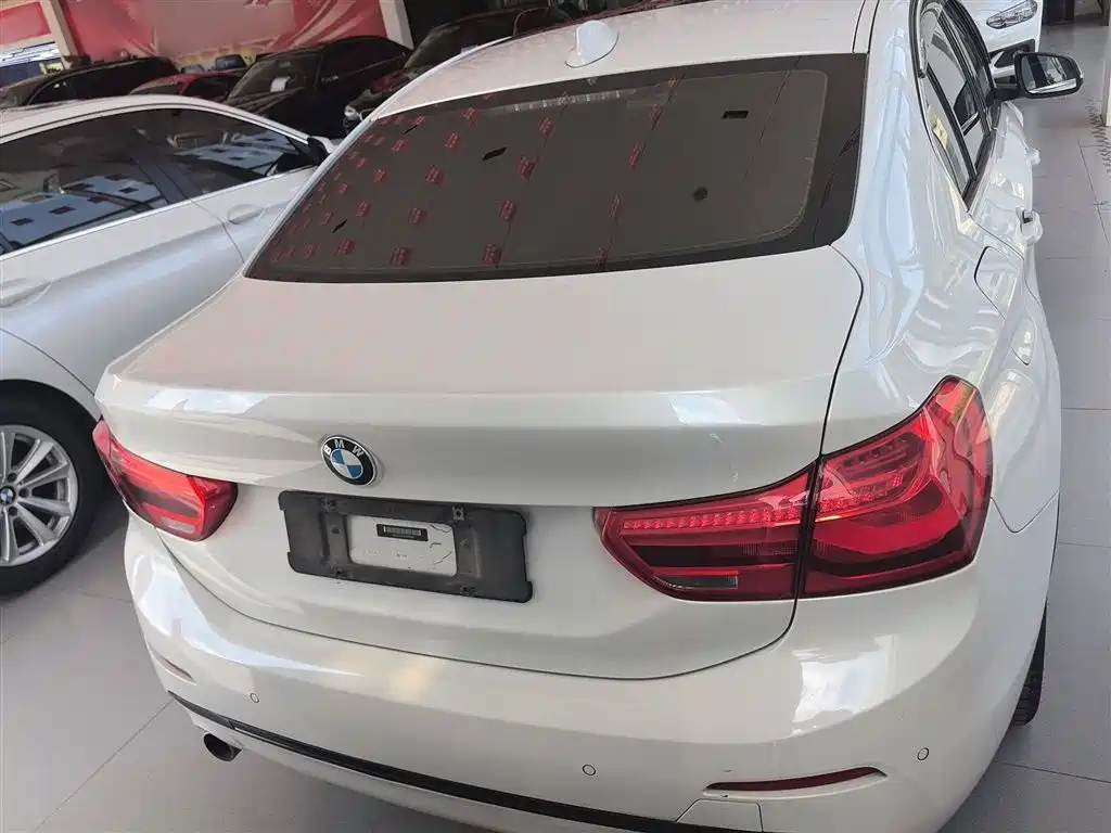 BMW 1 Series 2018 118i Sport Edition фото 6