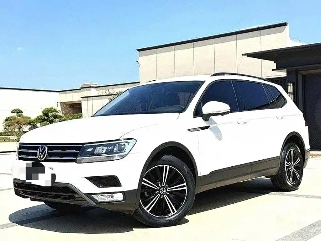 Photo 1 - Volkswagen Tiguan L