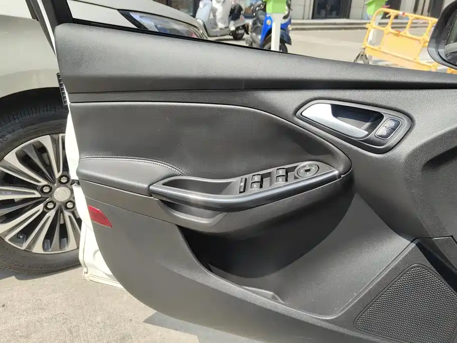 Ford Focus 2019 2017 Hatchback 1.6L Auto Fashion Smart Edition