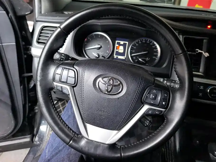 TOYOTA HIGHLANDER