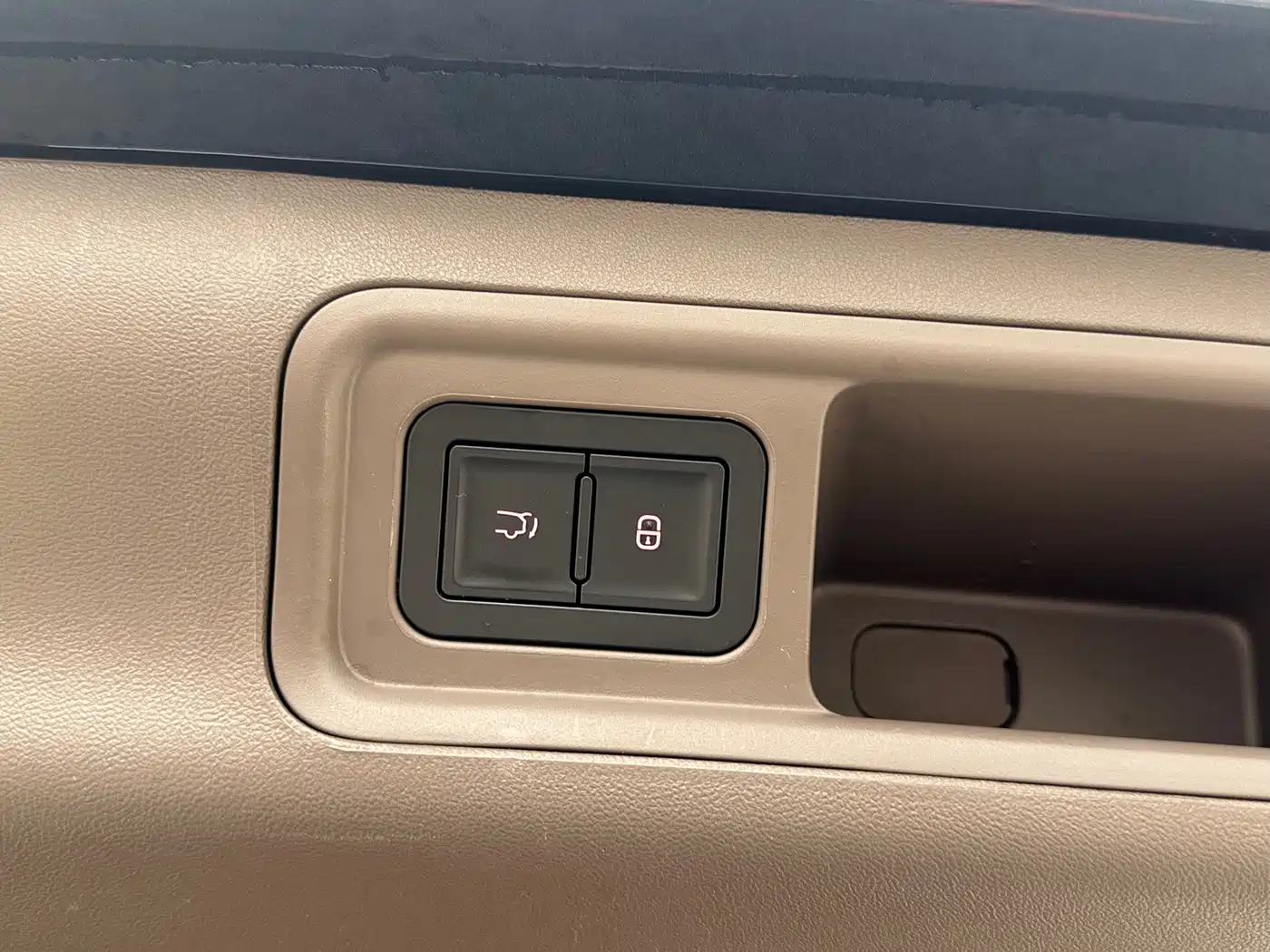 Denza D9 2022 DM-i 970 AWD Flagship фото 17