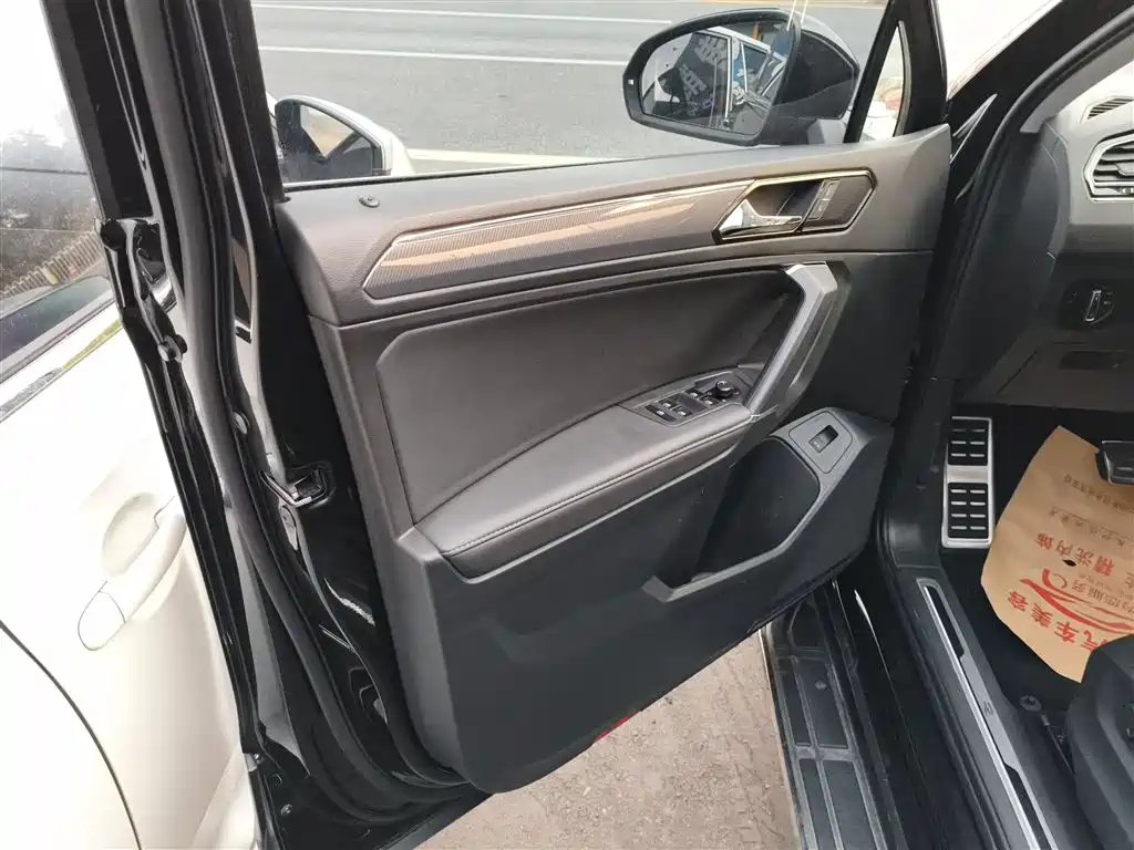 Volkswagen Tiguan L 2021 330TSI Automatic 2WD R-Line Premium фото 17