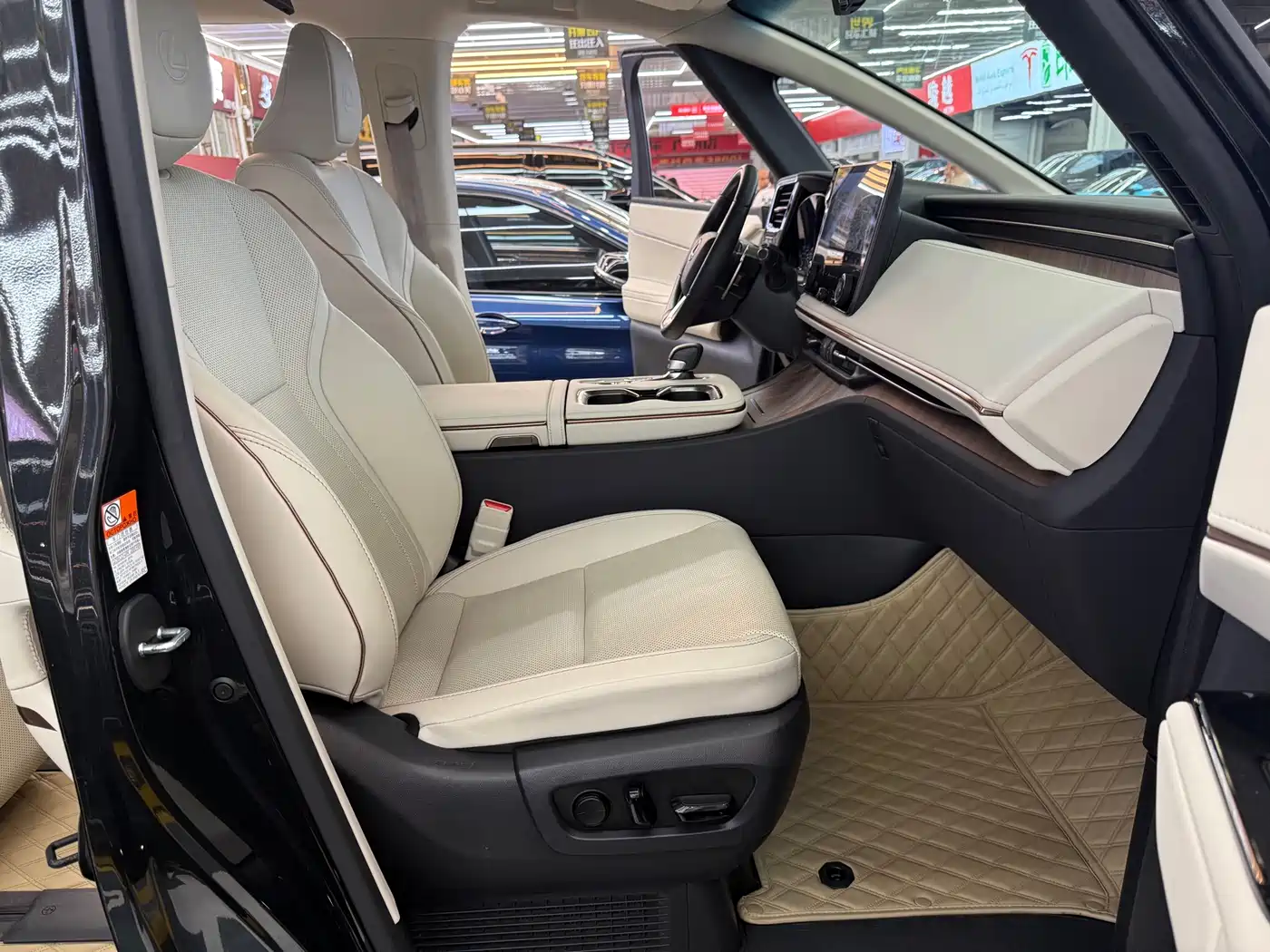 Lexus LM 2023 500h 6-Seater Prestige Edition фото 13