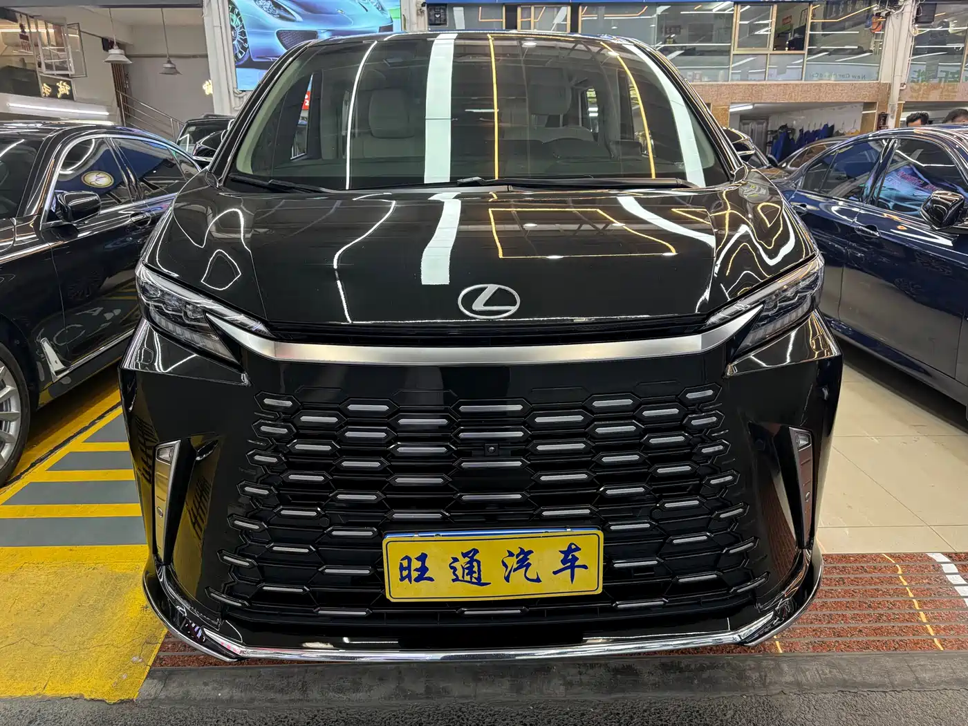 Lexus LM 2023 500h 6-Seater Prestige Edition фото 2
