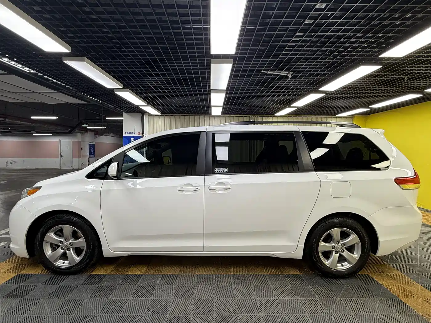 Toyota Sienna 2015 3.5L 2WD LE фото 12