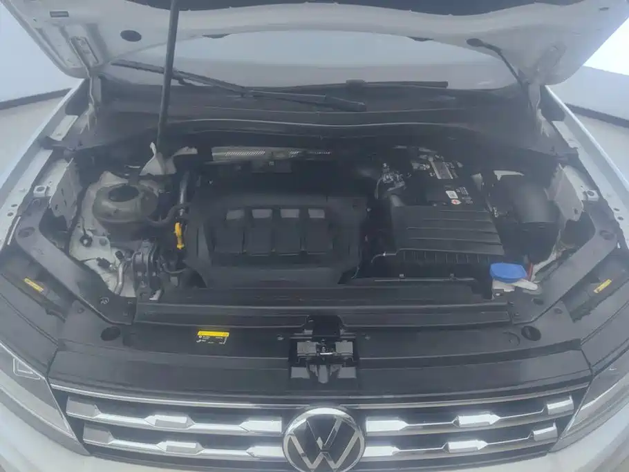 Photo 10 - Volkswagen Tiguan L