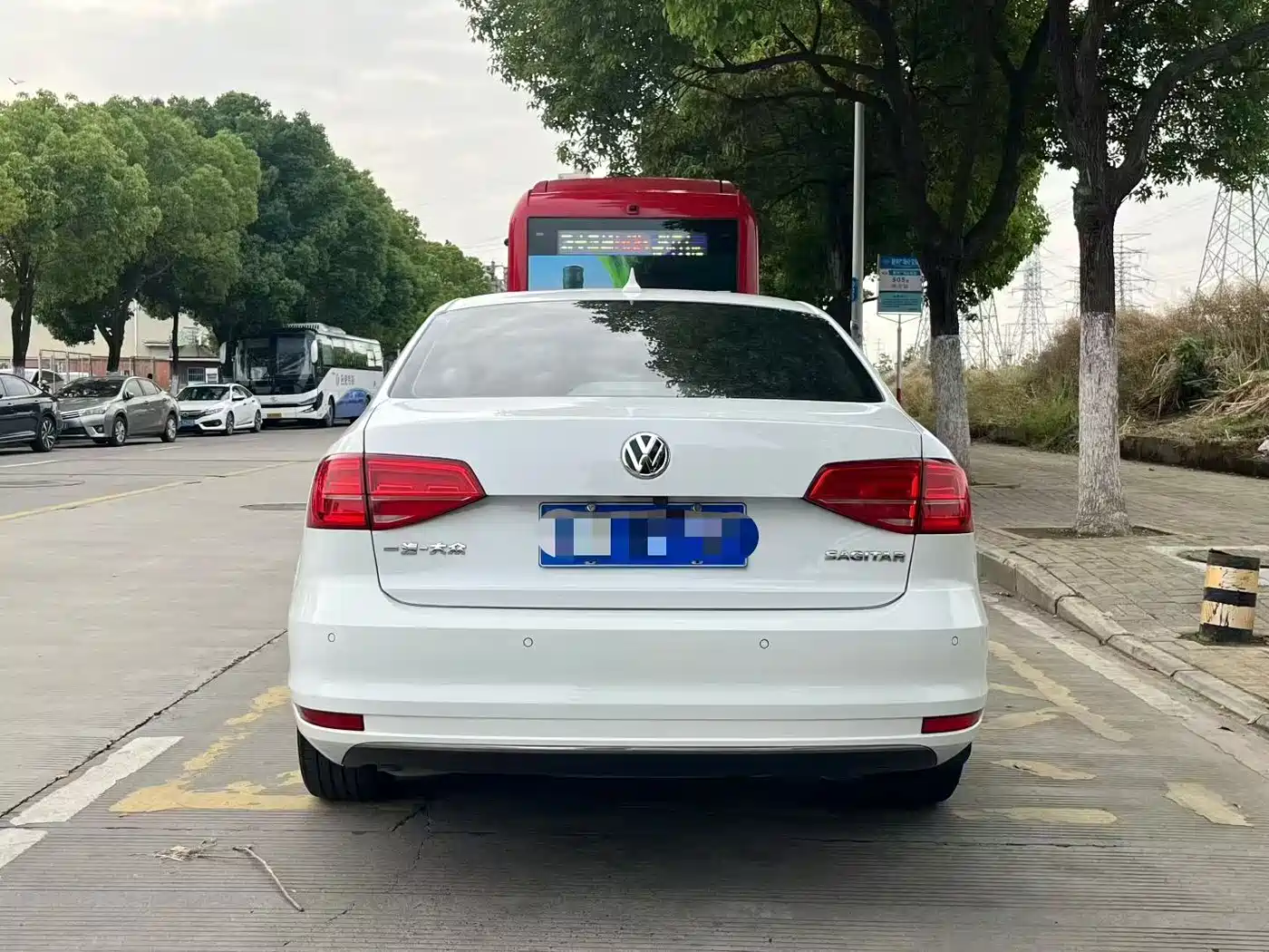 Volkswagen Sagitar 2015 1.6L Automatic Comfort фото 5