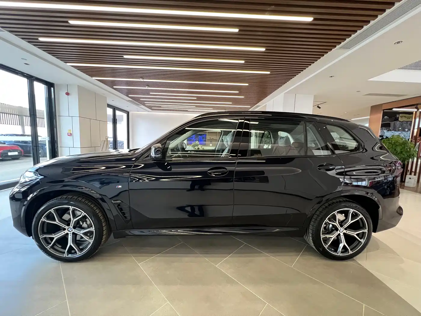 BMW X5 2025 Model xDrive 30Li Exclusive M Sport Blackout Package фото 3