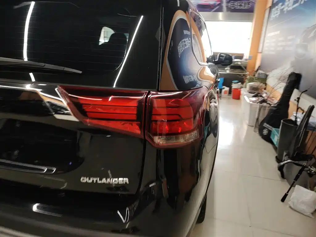 MITSUBISHI OUTLANDER