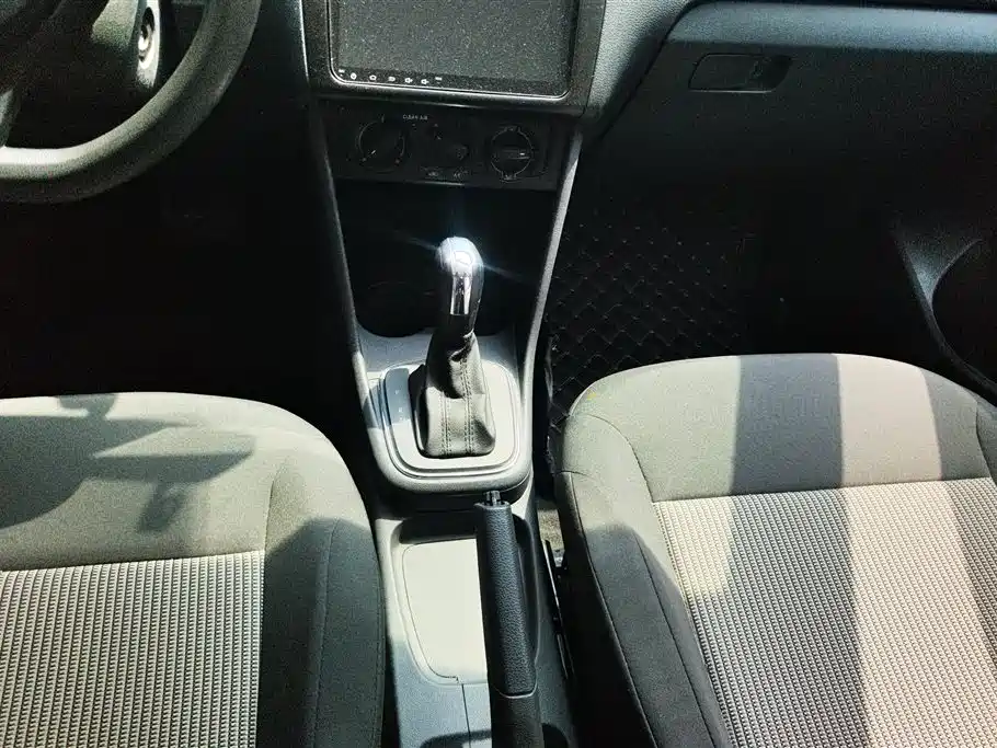 Volkswagen Polo 2016 1.4L Automatic Trend фото 16