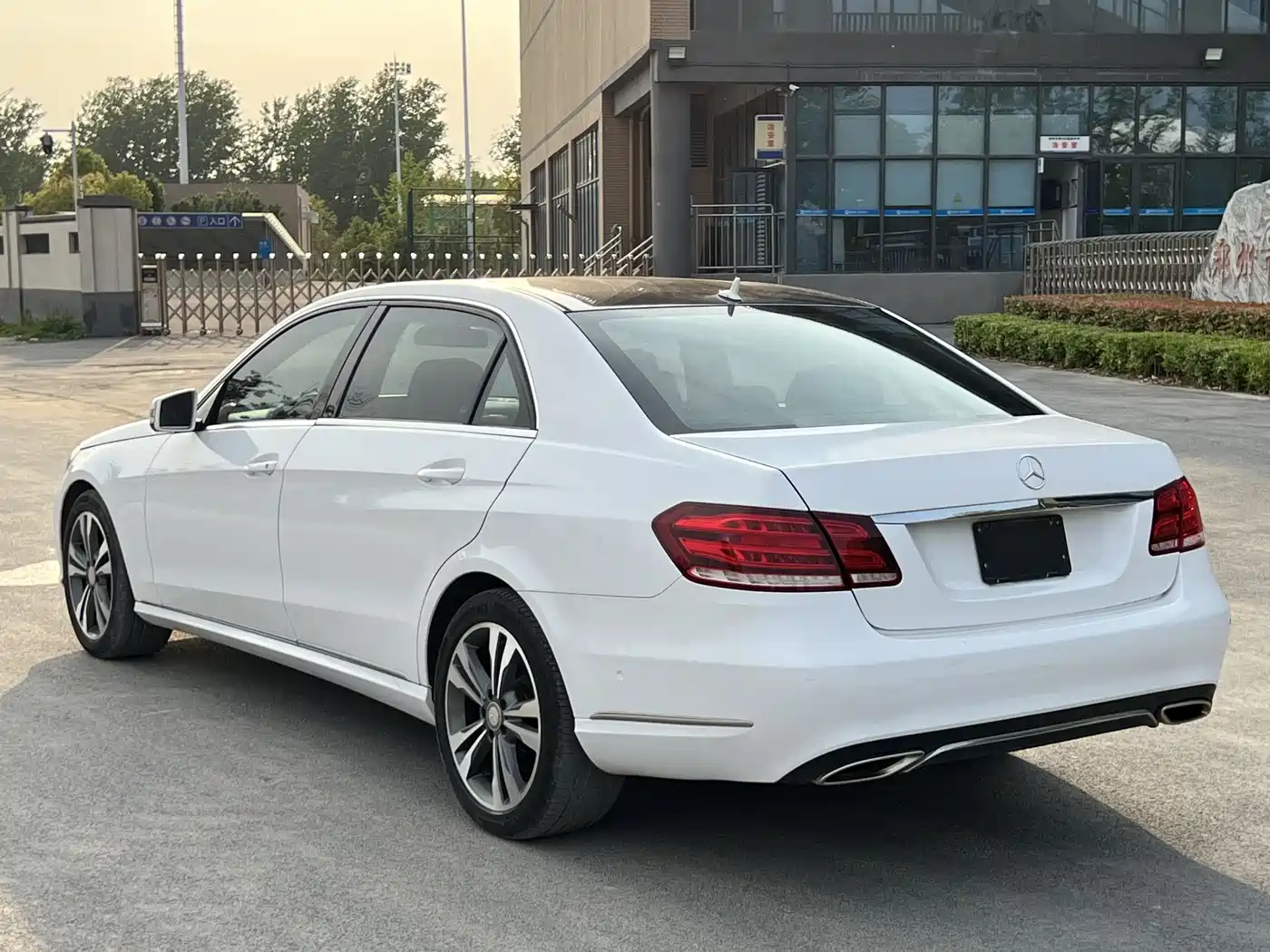 Mercedes-Benz E-Class 2015 Facelift E 180 L фото 4