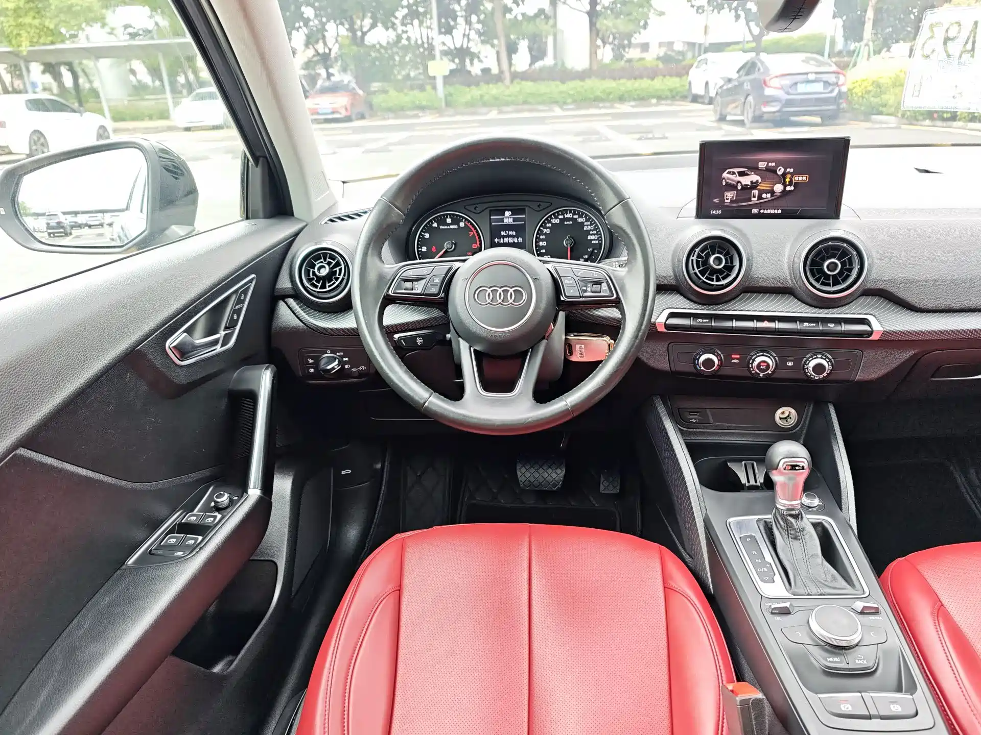Photo 10 - Audi Q2L