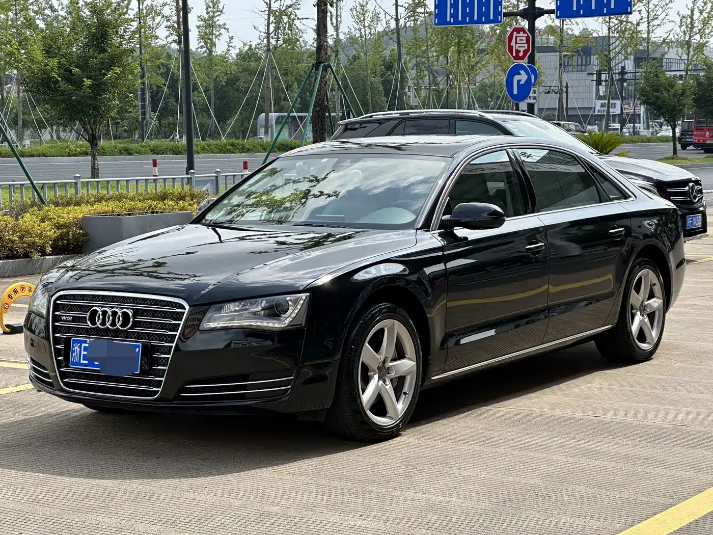Фото 1 - Audi A8
