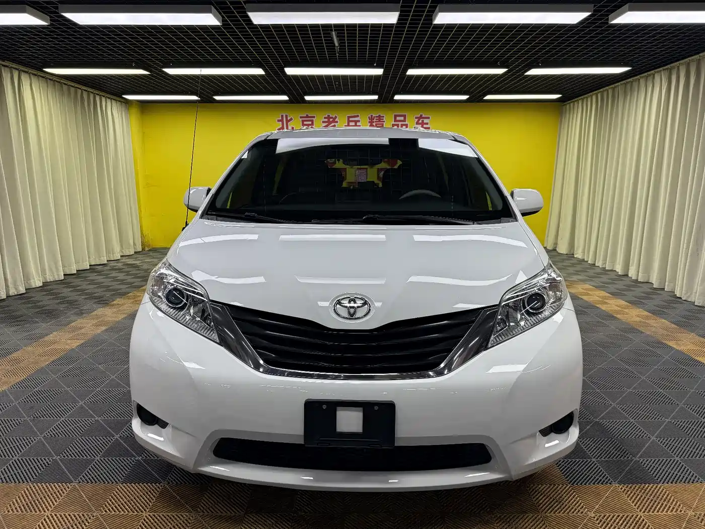 Toyota Sienna 2015 3.5L 2WD LE фото 2