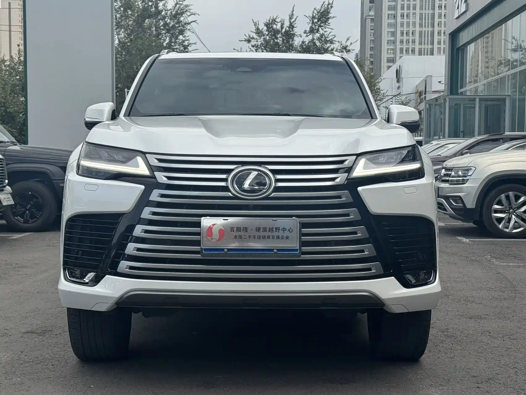 Фото 2 - Lexus LX