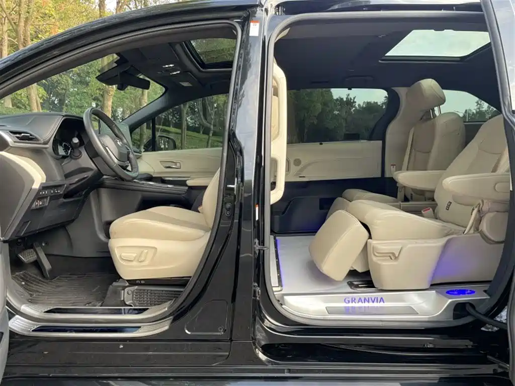 Toyota Granvia 2022 2.5L Hybrid Noble Edition фото 17