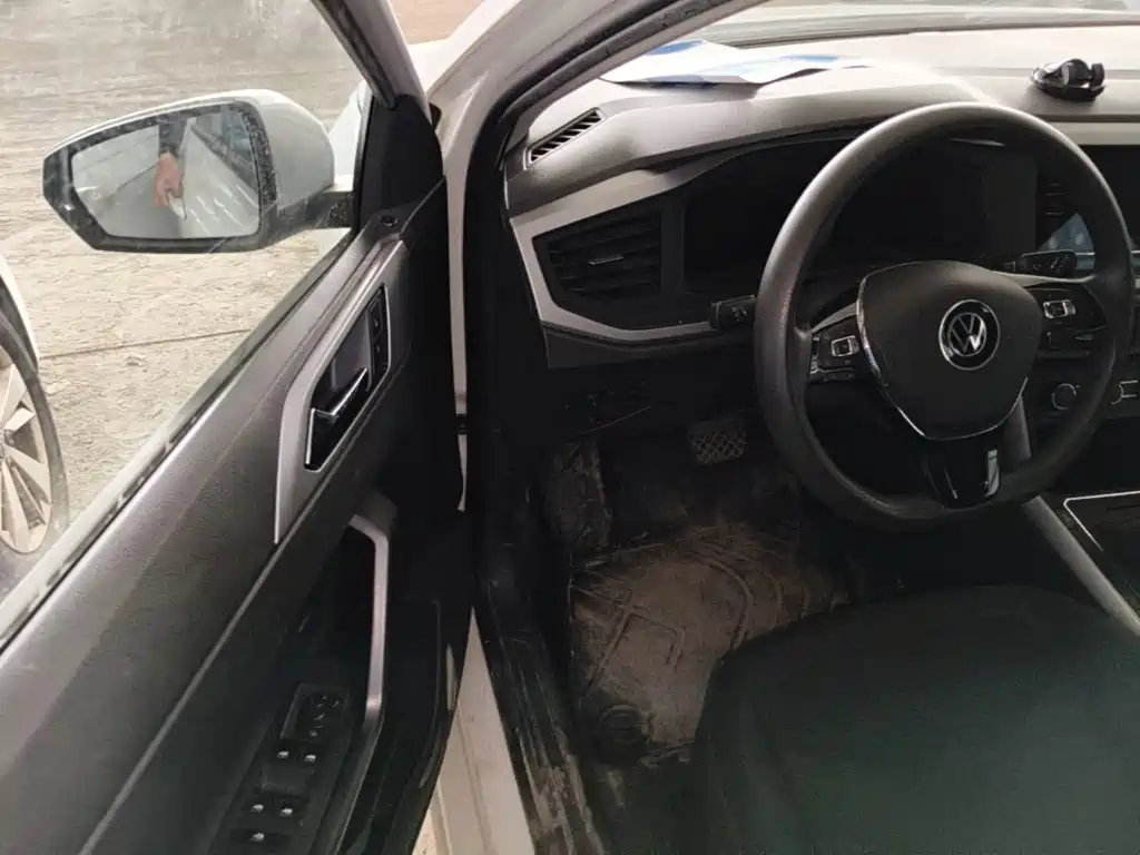 VOLKSWAGEN POLO