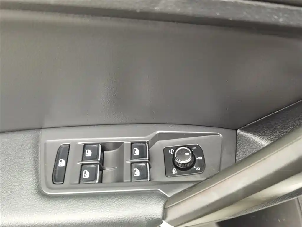 Volkswagen Tiguan L 2021 330TSI Automatic 2WD R-Line Premium фото 9