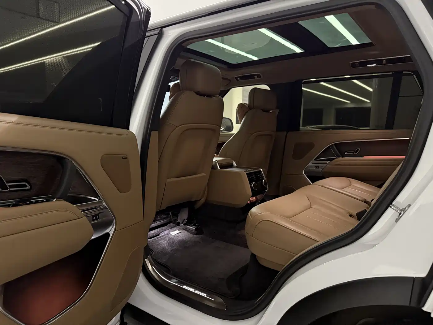 Land Rover Range Rover 2025 3.0 L6 400PS Flourishing Era Extended Wheelbase фото 6