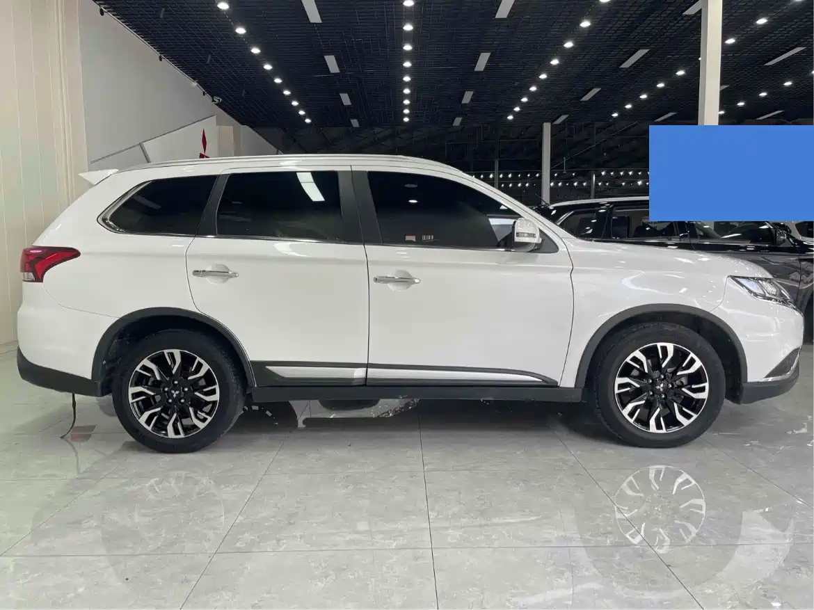 Mitsubishi Outlander 2020 2.4L 4WD Luxury 5-seater фото 8