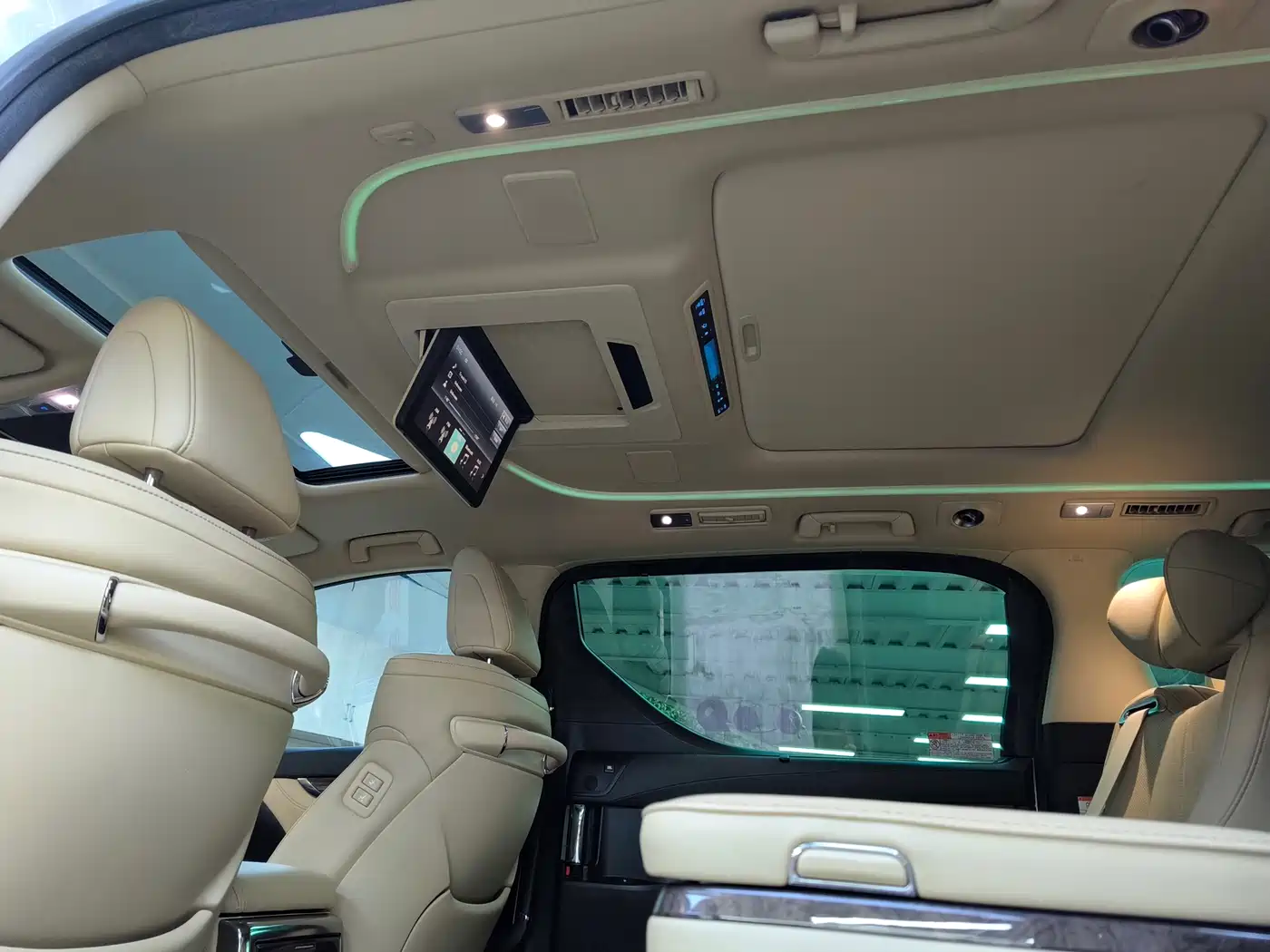 Toyota Vellfire 2019 Hybrid 2.5L HV Premium Edition фото 24