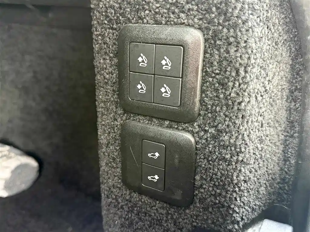 Land Rover Range Rover 2021 3.0 L6 Heritage Extended Classic Edition фото 20