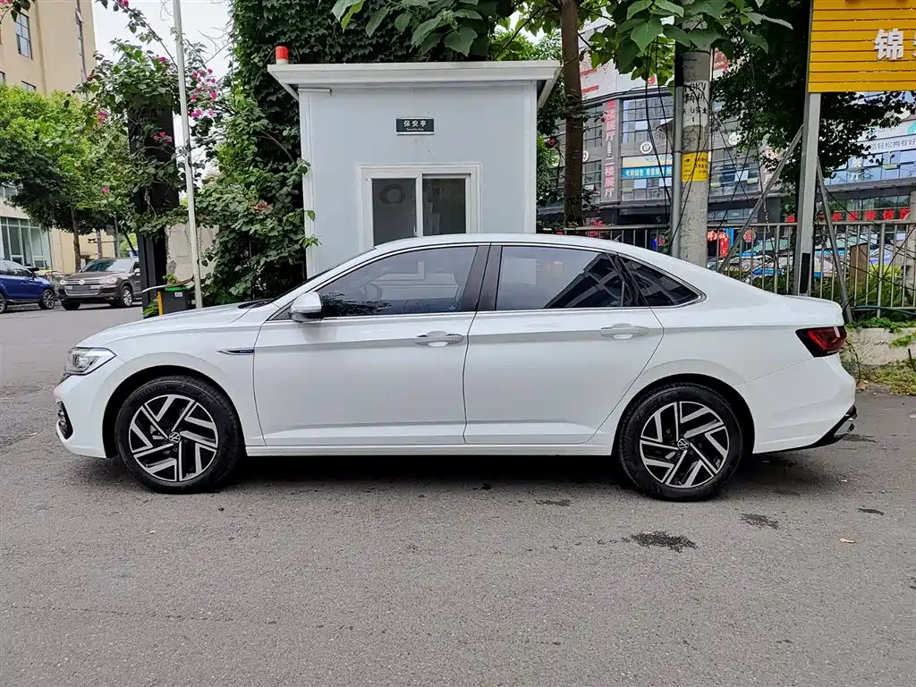 Volkswagen Sagitar 2023 Model Year 200TSI DSG Surpass Edition фото 3