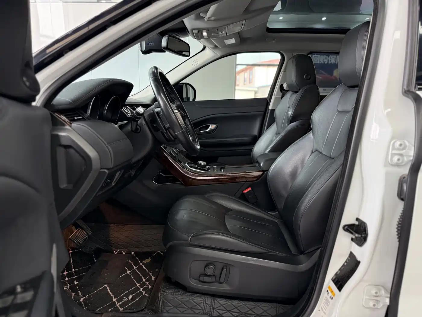 Land Rover Range Rover Evoque 2017 2.0T SE Smart Shine Edition фото 12