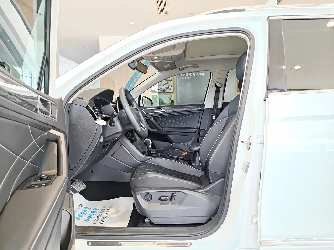Volkswagen Tiguan L 2024 Outstanding 330TSI Auto 2WD R-Line Dragon Glory Edition фото 9
