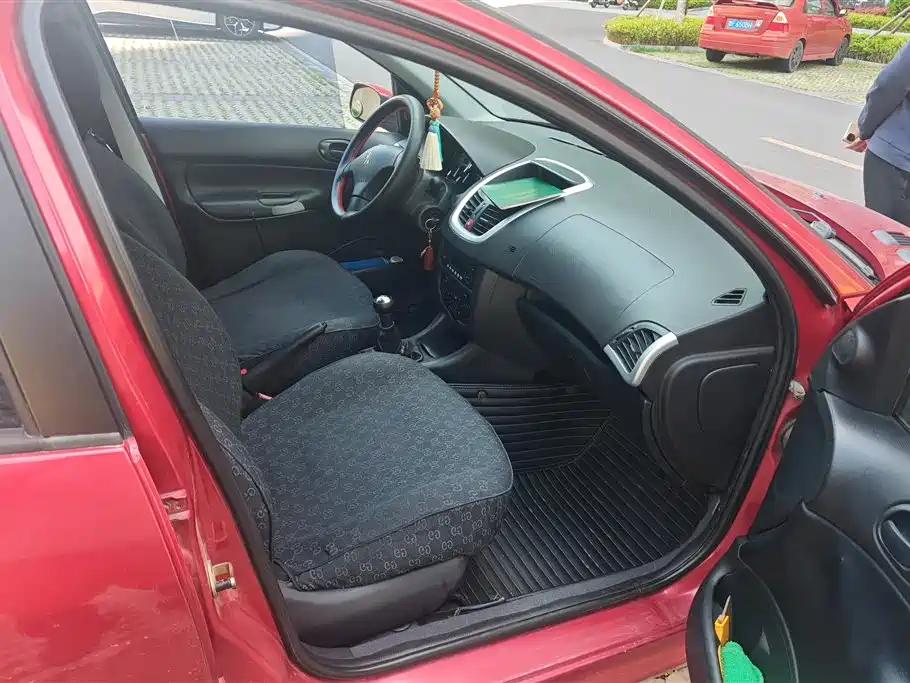 Peugeot 207 2011 Hatchback 1.4L Manual Joy Edition фото 8