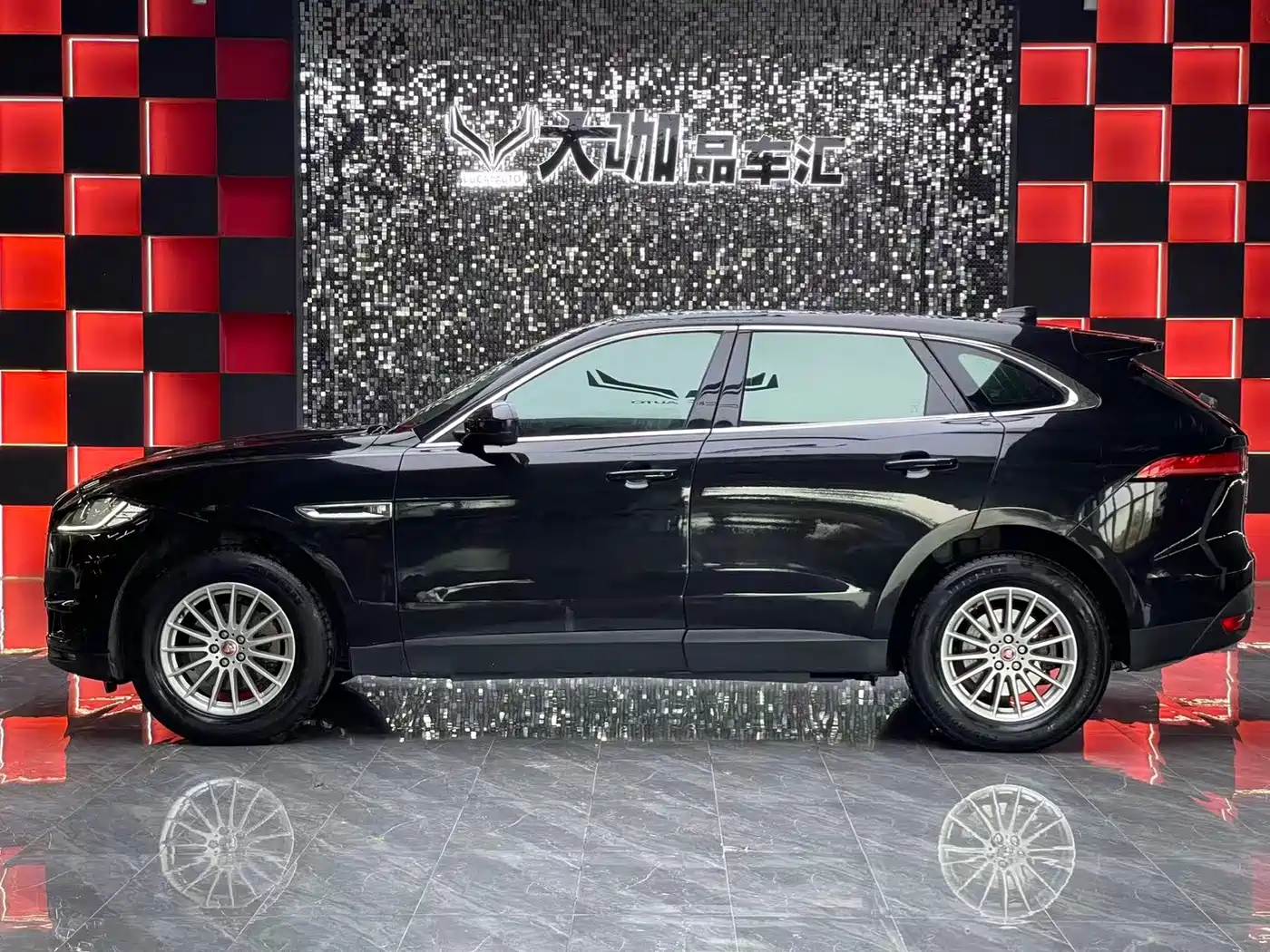 Фото 3 - Jaguar F-PACE