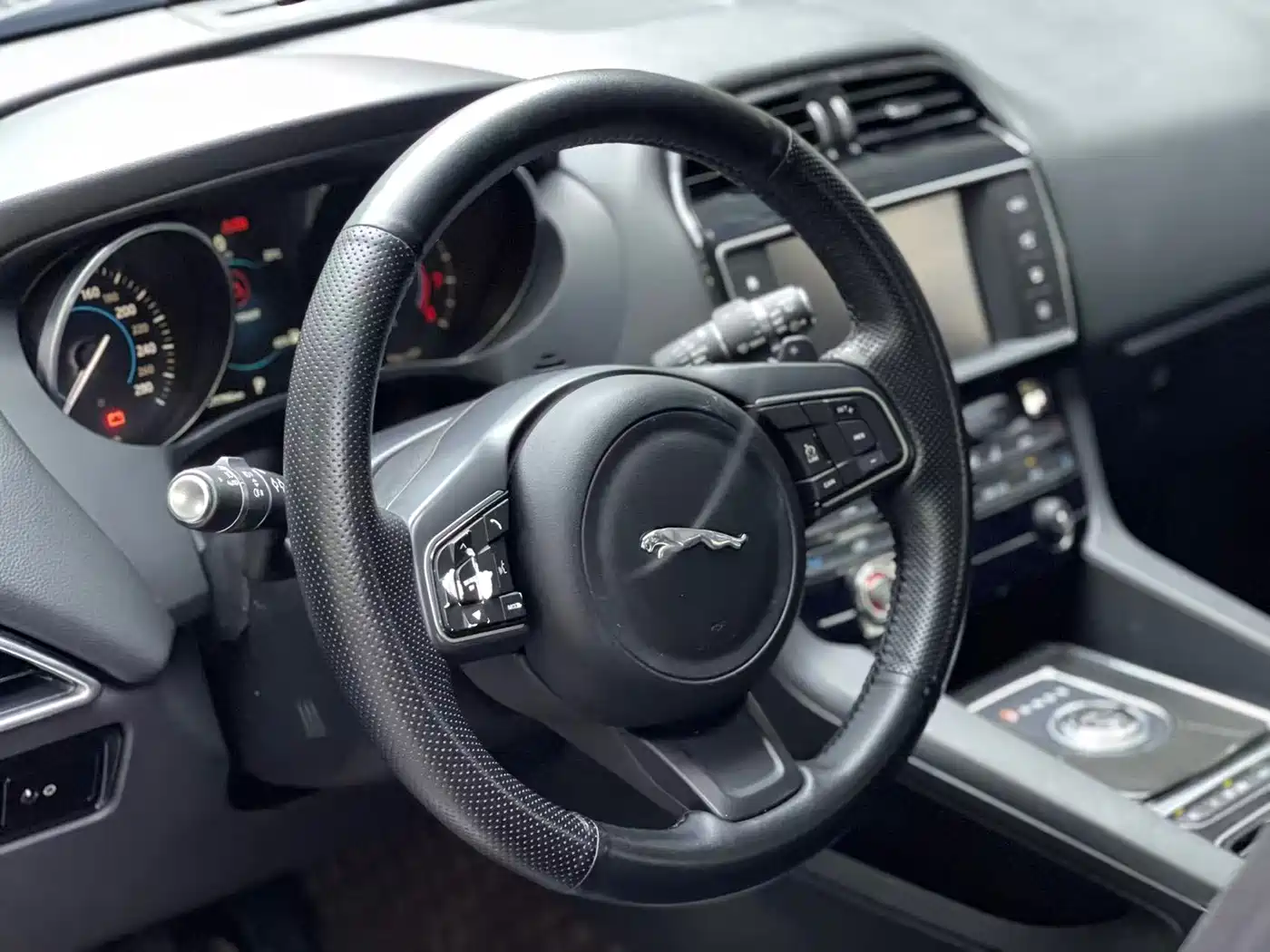 Фото 7 - Jaguar F-PACE