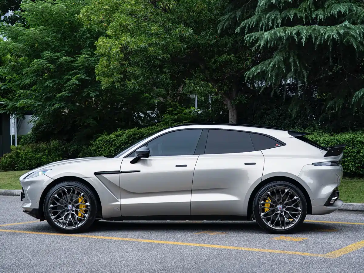 Aston Martin DBX 2023 2022 4.0T V8