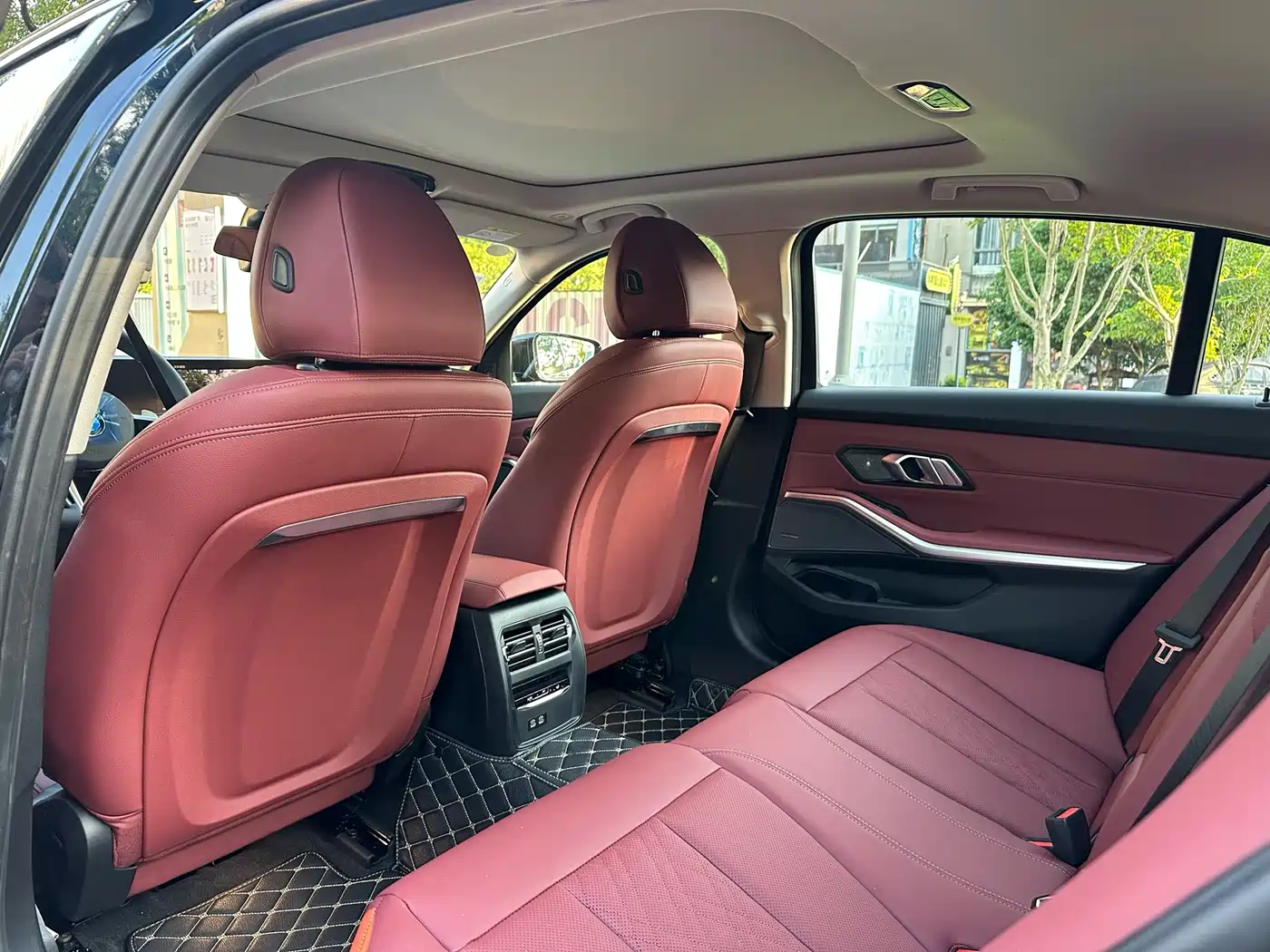 BMW 3 Series 2025 330Li M Sport Night Edition фото 7