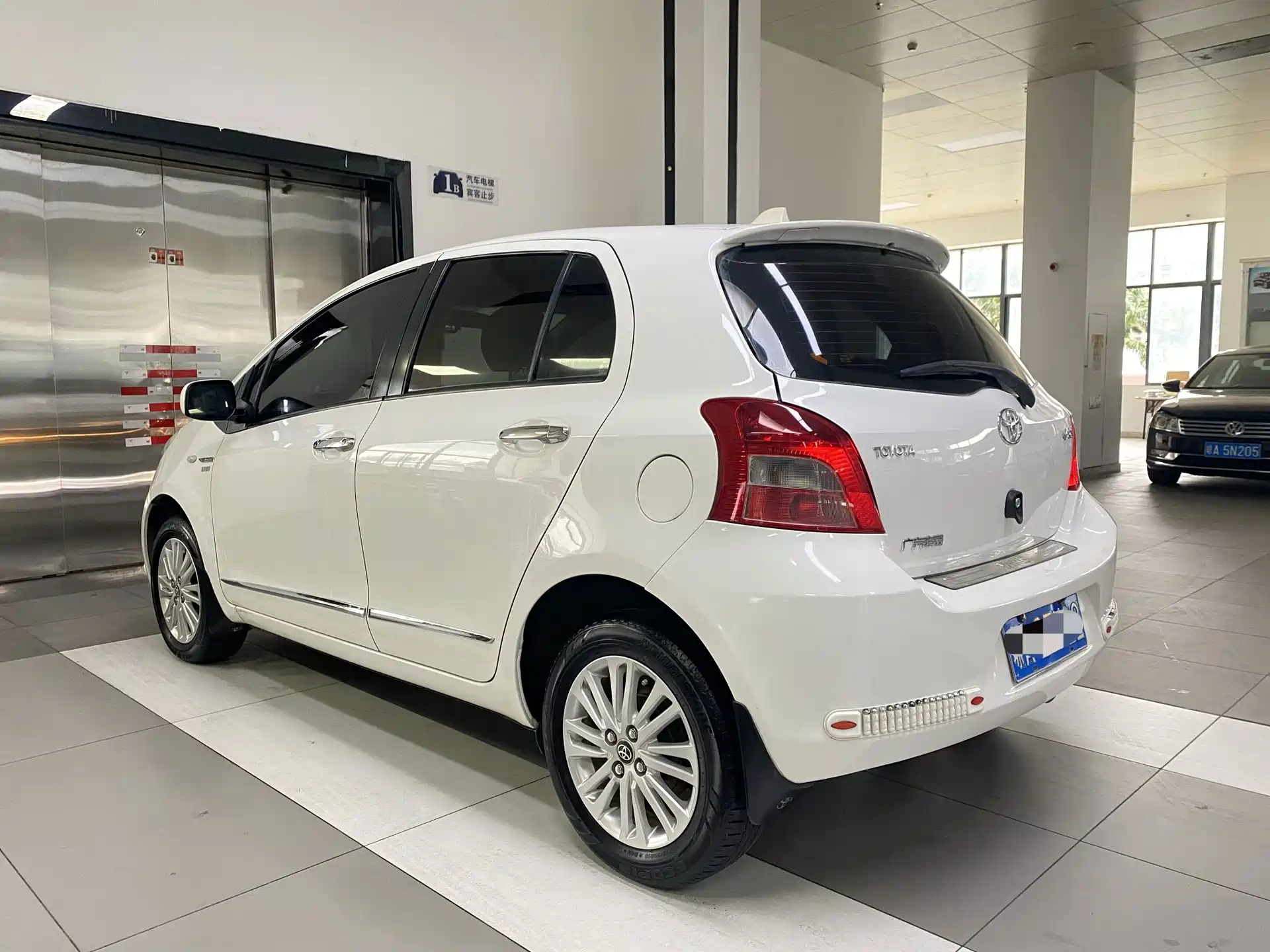 Фото 9 - Toyota Yaris