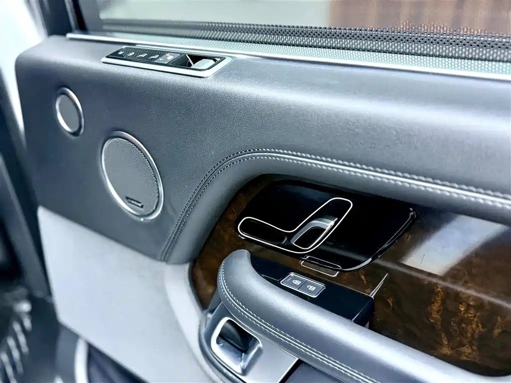 Land Rover Range Rover 2021 3.0 L6 Heritage Extended Classic Edition фото 17