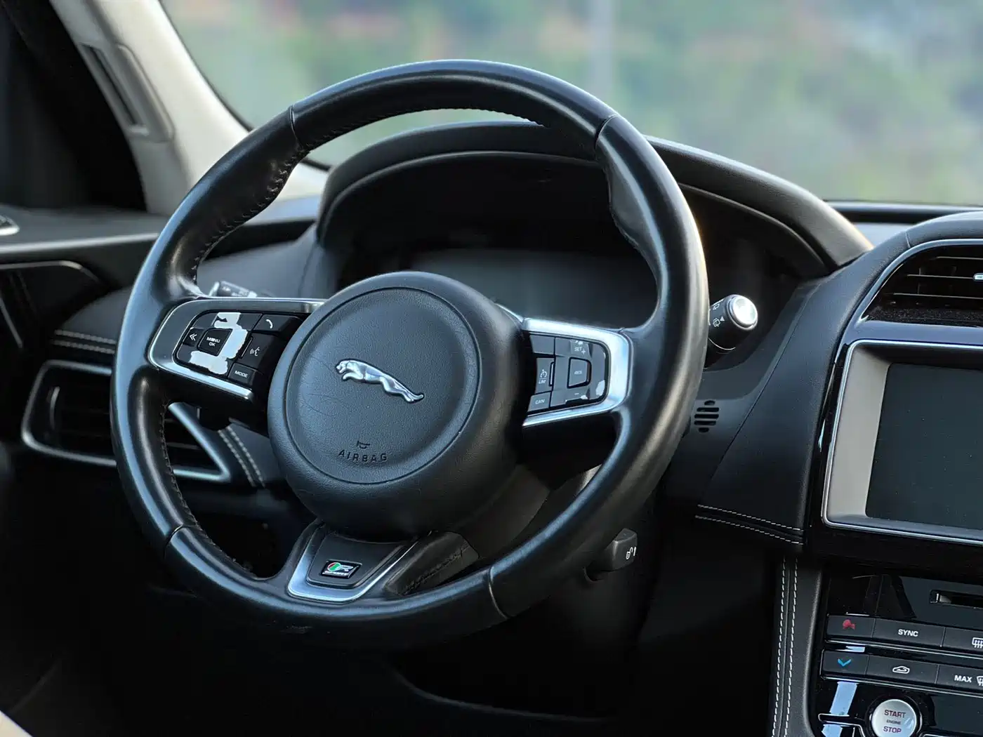 Фото 4 - Jaguar F-PACE