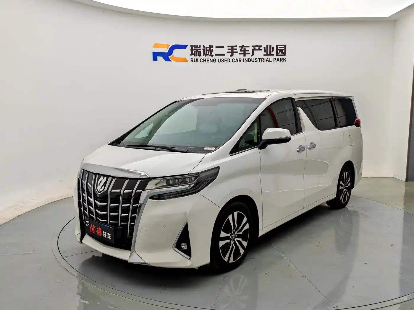 Фото 1 - Toyota Alphard
