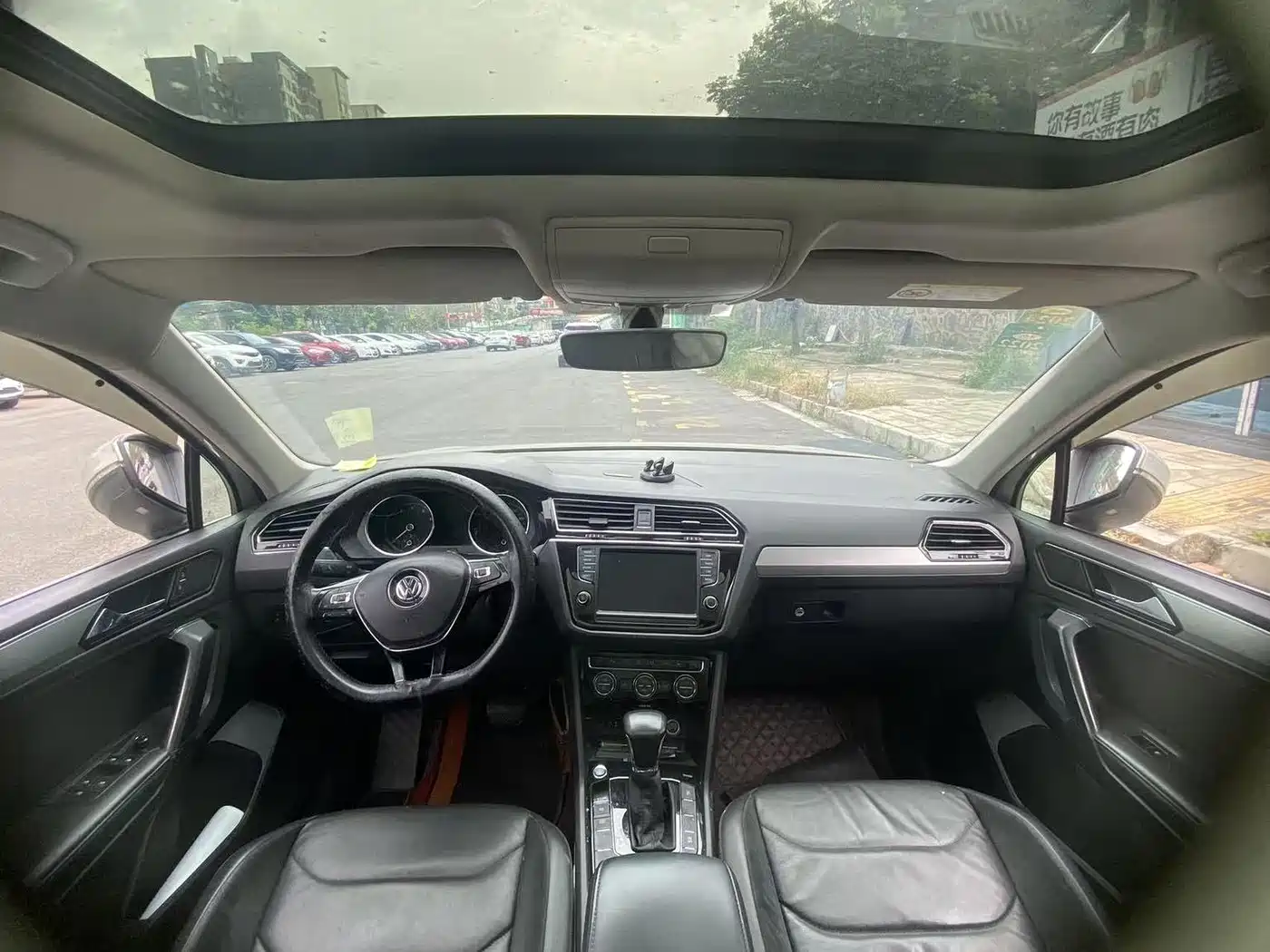 Photo 6 - Volkswagen Tiguan L