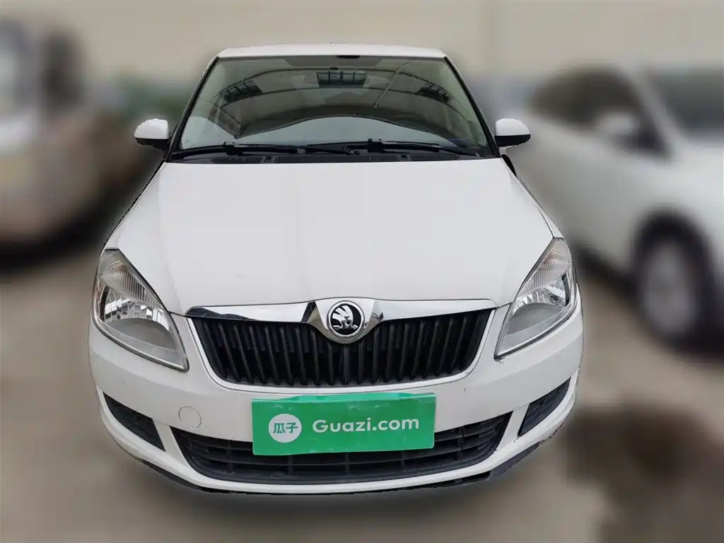 Škoda Fabia 2014 1.4L Manual Crystal Edition фото 3