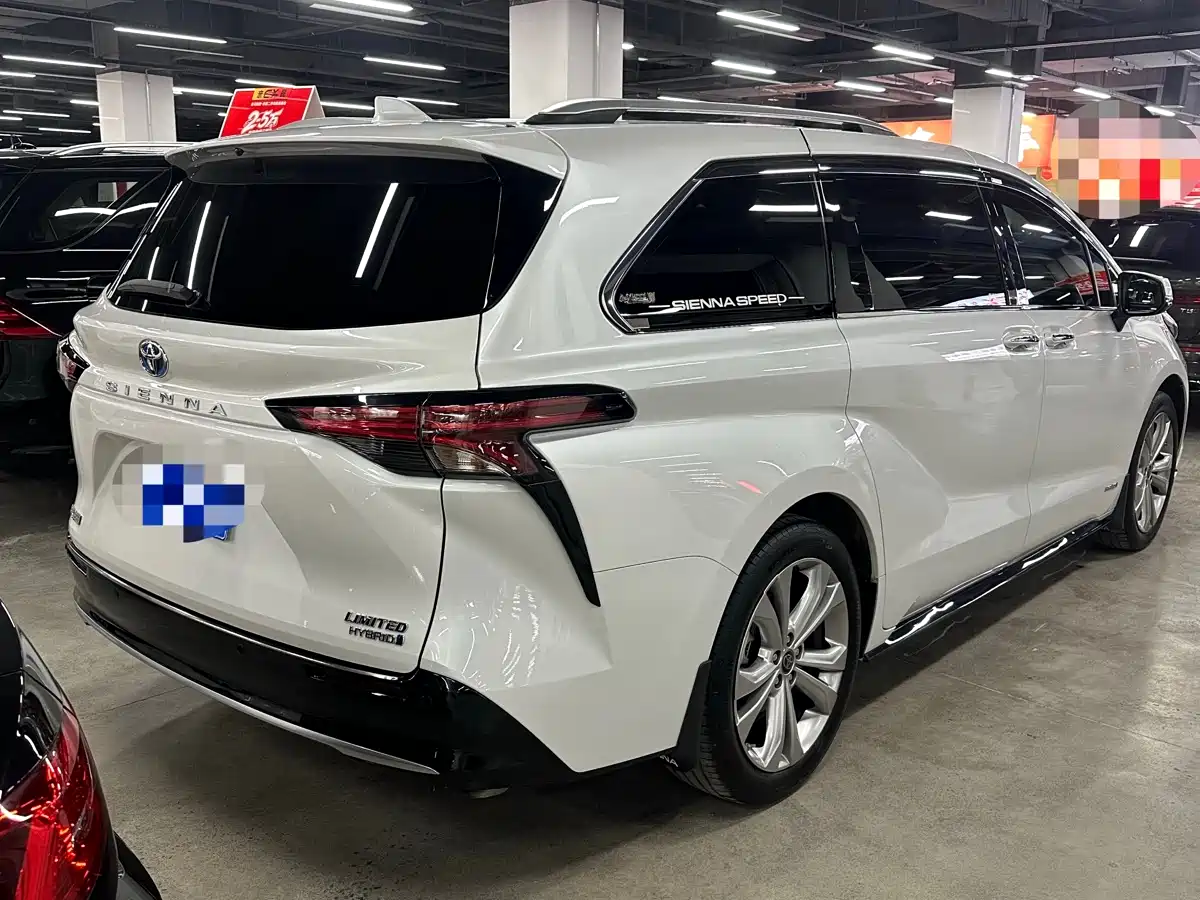Toyota Sienna 2023 2.5L Hybrid Premium Edition фото 9