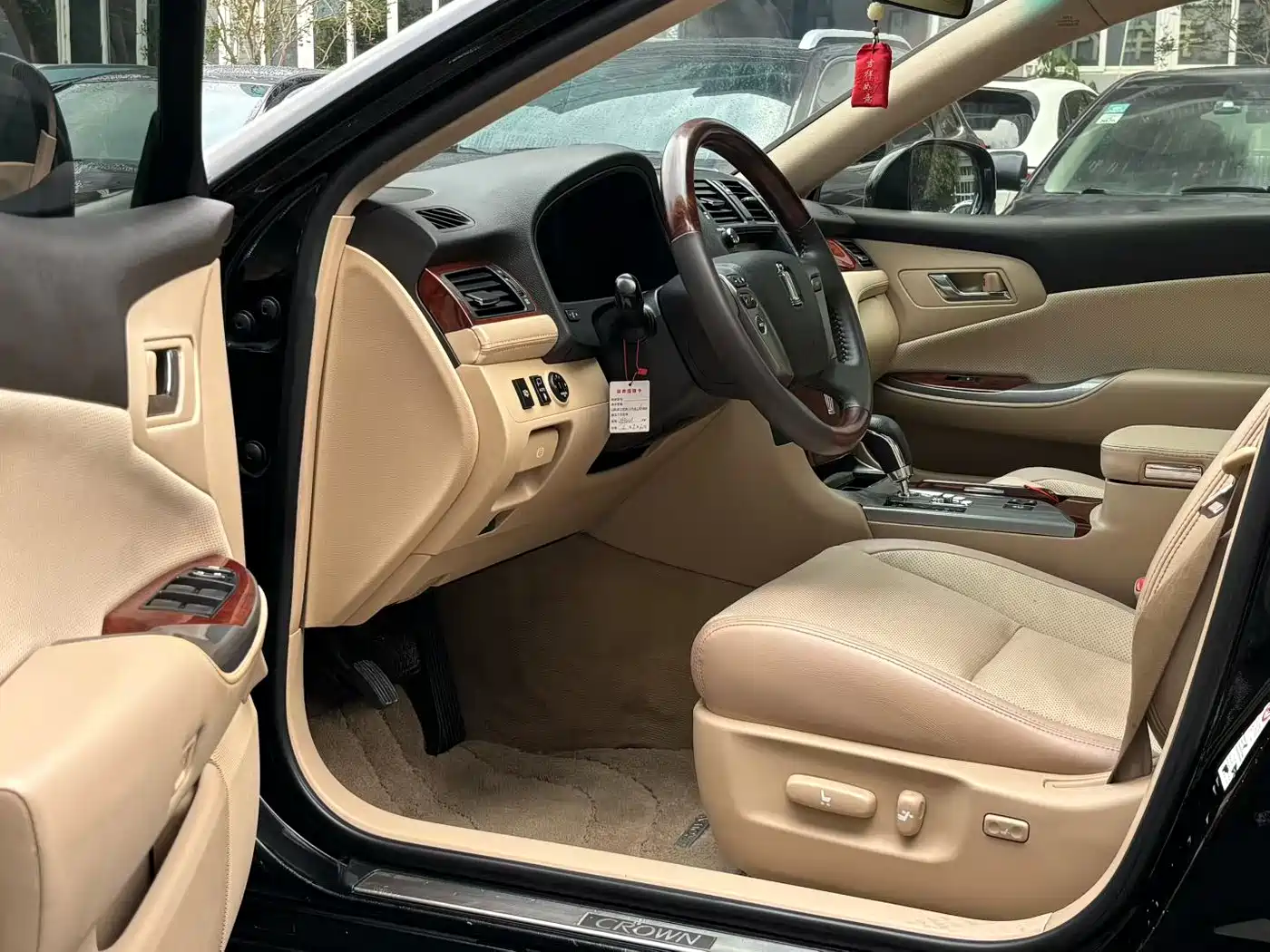 Toyota Crown 2012 2.5L Royal Leather Edition фото 5