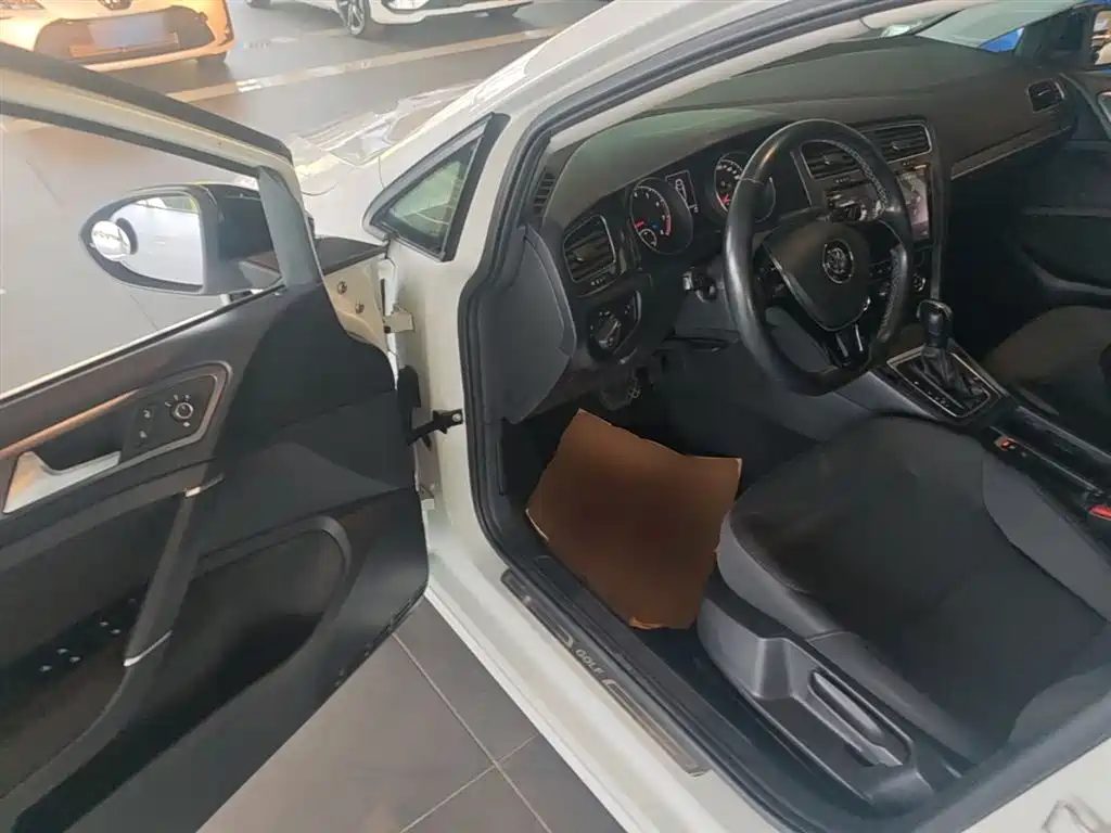 Volkswagen Golf 2017 1.6L Auto Comfort Millionth Edition фото 16